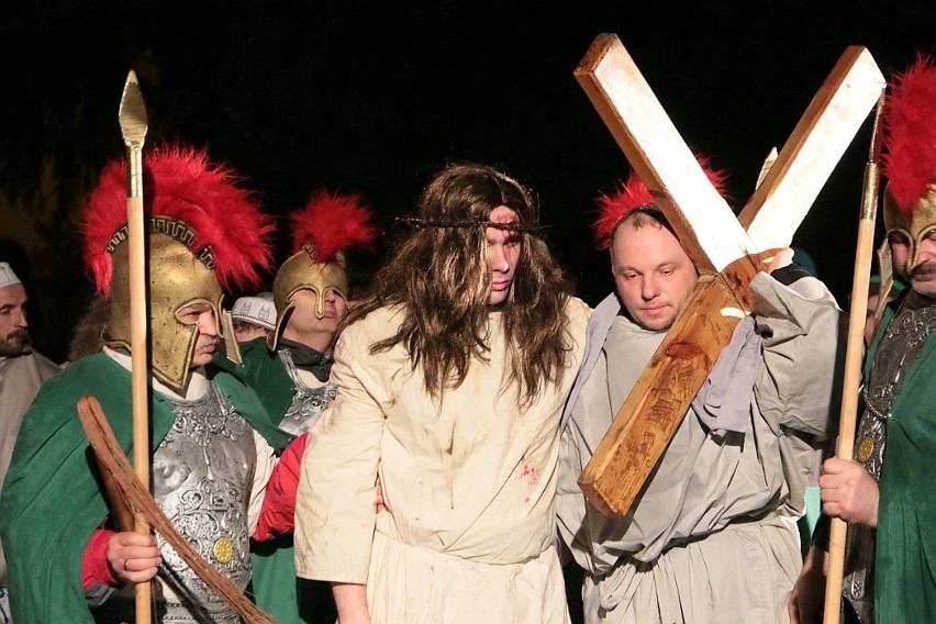 Szymon pomaga Jesusowi dźwigać krzyż