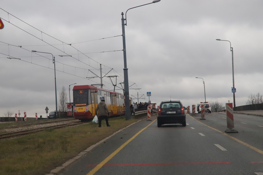 Uszkodzony tramwaj na ulicy Przybyszewskiego i korki w okolicy Atlas Areny ZDJĘCIA