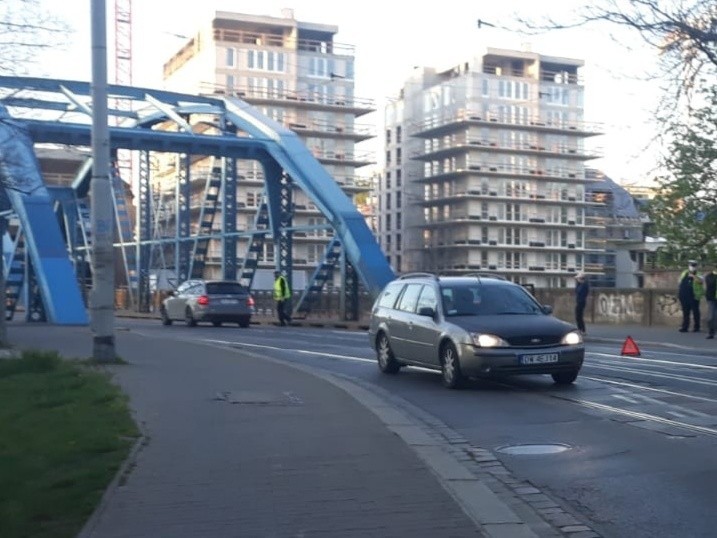 Tramwaje nie jeździły przez most Sikorskiego. Zepsuty samochód zablokował torowisko (ZDJĘCIA)