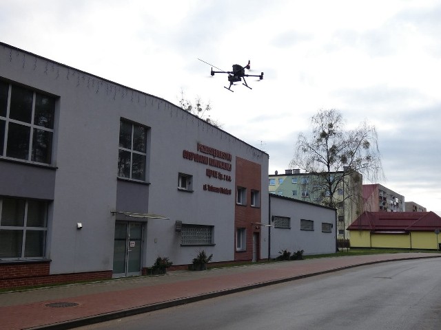Kontrolę powietrza z wykorzystaniem drona przeprowadzono przy kominach Przedsiębiorstwa Gospodarki Komunalnej w Kępicach.