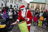 Kraków. Korowód świętego Mikołaja na Małym Rynku. Były zabawy i upominki [ZDJĘCIA]