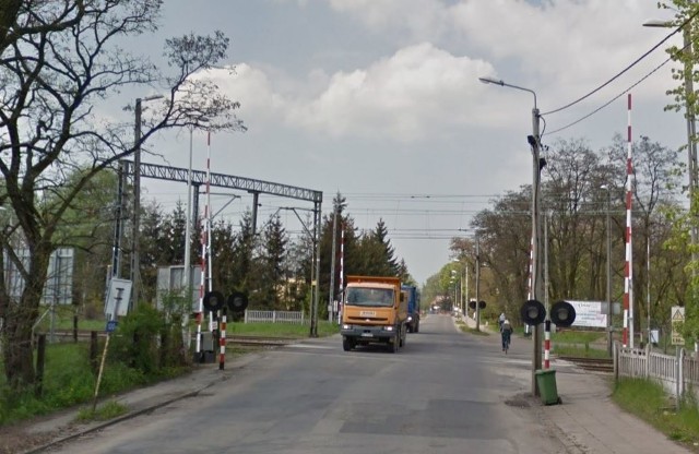 O mały włos nie doszło do tragedii na przejeździe kolejowym przy ul. Wspólnej w Pabianicach. Pracownica PKP, strzegąca bezpieczeństwa w tym miejscu, miała w organizmie 1,5 promila alkoholu. Czytaj więcej na następnej stronie