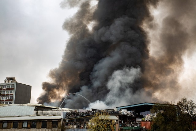 Ze wstępnych ustaleń wynika, że w miejscu pożaru wydostawał się siarkowodór, a pożarowi towarzyszyły detonacje.