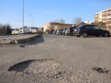 Parking za mały, za wąski, z dziurami i z ogromnymi krawężnikami (wideo, zdjęcia) 