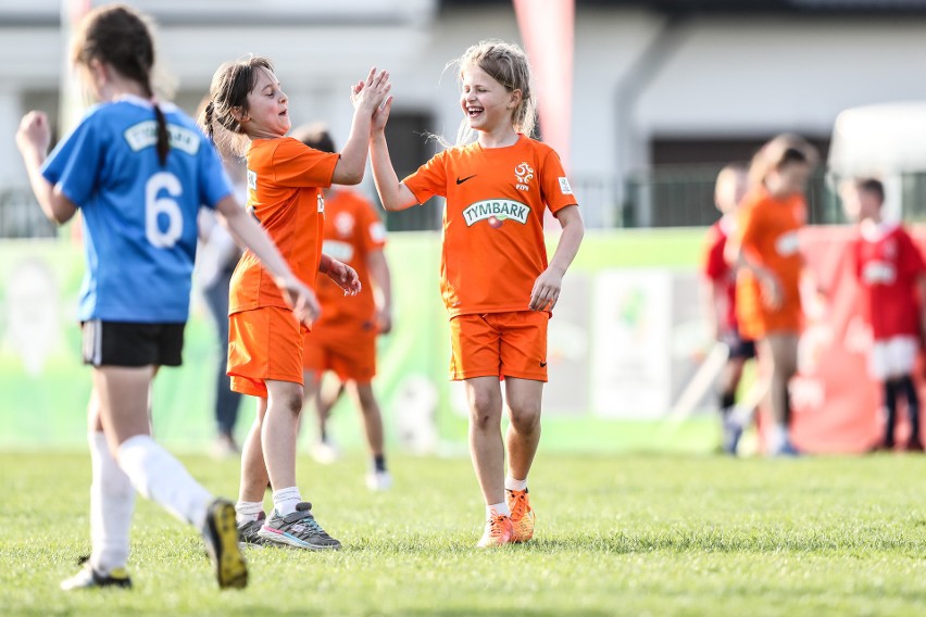 Turniej z „Podwórka na Stadion o Puchar Tymbarku” to...