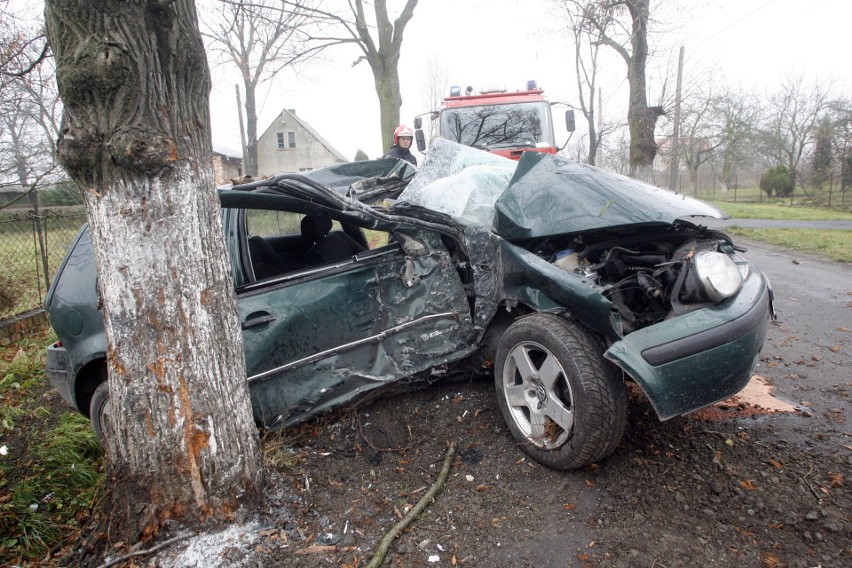 Na miejscu są wszystkie służby ratownicze. Auto marki...