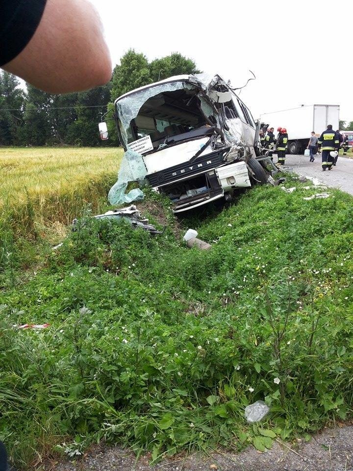 DZ24: Wypadek autokaru pod Szczekocinami. Cztery osoby ranne w Wywle [ZDJĘCIA]
