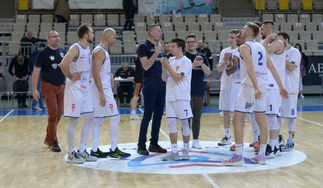 Efektowne zwycięstwo odnieśli w ostatnim wyjazdowym meczu sezonu koszykarze Żaka Koszalin.