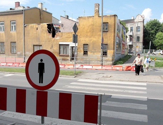 Fragment budynku zaczął walić się na chodnik w ubiegłym tygodniu. Do dziś jeden pas ulicy Narutowicza jest tam wyłączony z ruchu.