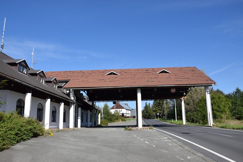 Budynki na polsko-czeskiej granicy w Zlatych Horach straszą i są na sprzedaż