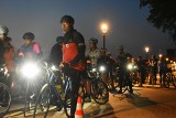 "Nocni rowerzyści" jeździli na bulwarze w Malborku w charytatywnym celu