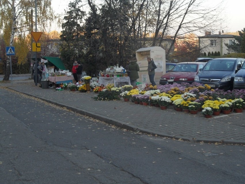 Wszystkich Świętych 2015: mieszkańcy Świętochłowic odwiedzili groby bliskich