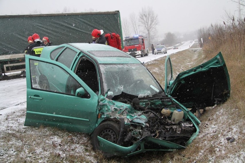 Groźny wypadek na śliskiej drodze. Osobówka wjechała w tira. Dwie osoby w szpitalu