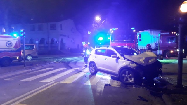 Do wypadku doszło na skrzyżowaniu w Kostrzynie nad Odrą. Zderzyły się tu samochód osobowy i auto dostawcze. W wyniku zdarzenia jedna osoba została przetransportowana do szpitala. O wypadku poinformowali nas Czytelnicy. Doszło do niego w sobotę, 4 grudnia, około godziny 23. Samochody zderzyły się na skrzyżowaniu ul. Gorzowskiej z ulicami Wodną i Kopernika. To skrzyżowanie z sygnalizacją świetlną, ale w chwili wypadku sygnalizacja prawdopodobnie była wyłączona.W wypadku brał udział osobowy suv i samochód dostawczy. Siła uderzenia była duża. Osobowe auto ma rozbity przód, dostawczak uszkodzony bok i przód. Jak informują strażacy, jedna osoba wymagała pomocy medycznej, została przetransportowana do szpitala. Na miejscu poza pogotowiem i strażą pożarną była również policja. To właśnie funkcjonariusze policji ustalą dokładny przebieg zdarzenia. Do wypadku doszło na skrzyżowaniu ulicy Gorzowskiej z Kopernika i Wodną: Wideo: Kryminalny Czwartek. Szaleniec na drodze groził innemu kierowcy. Wycelował przedmiot, przypominający broń!