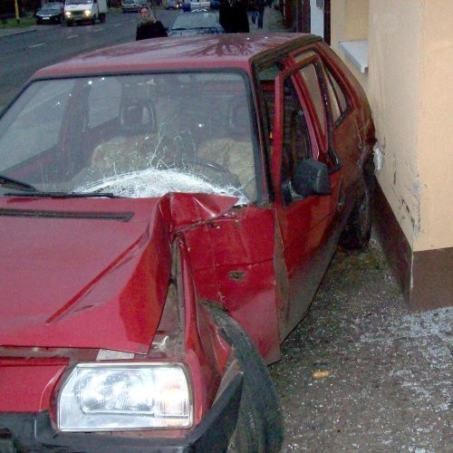 Państwo Zabór dokumentują wjazdy do swojego domu. Na zdjęciu skoda tuż po uderzeniu w dom przy ul. Unii Lubelskiej. To nie jedyne auto, które wypada z łuku ulicy i taranuje narożny budynek.