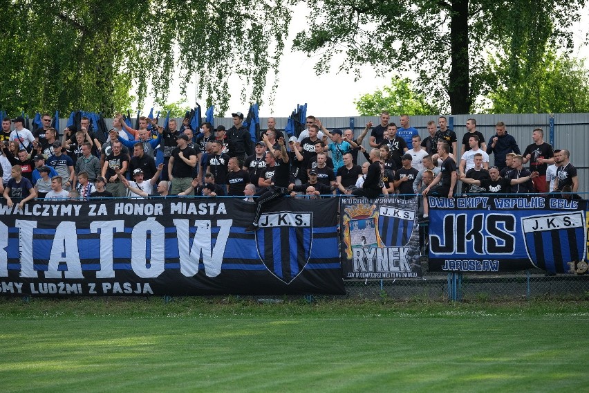 1500 kibiców zasiadło w sobotę na trybunach stadionu w...