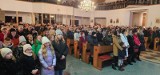 Tłumy wiernych na pasterce w parafii świętej Barbary w Staszowie. Był śpiew i rozważania