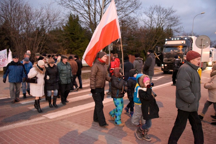 Protesty na rondzie w Grabówce utrudniały ruch pojazdów w...