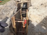 Budowa sieci kanalizacji sanitarnej w Garbatce Długiej dobiega do półmetka. Są utrudnienia w ruchu