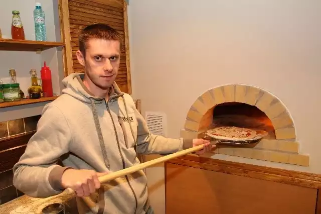 - Pizza z pieca opalanego drewnem ma zupełnie smak i coraz więcej osób szuka miejsca, gdzie taką właśnie pizzę może zjeść &#8211; mówi Piotr Michalak, współwłaściciel Pieprzu i Bazylii.