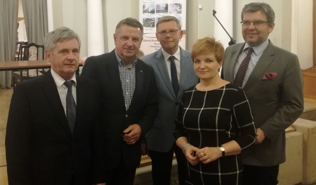 Posłowie Platformy Obywatelskiej, w towarzystwie szefa buskich struktur organizacji Andrzeja Zocha (z lewej) podczas spotkania w sali koncertowej Marconiego.