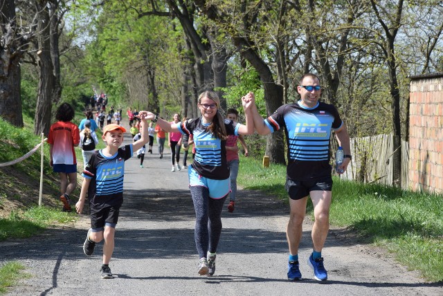 W sobotę odbył się dwunasty Międzynarodowy Kołczyński Bieg Olimpijski. Tym razem w Kołczynie (gm. Krzeszyce) pojawiło się 649 biegaczy z regionu.Na trasie spotkały się dzieci, młodzież, dorośli oraz seniorzy. Najmłodsi uczestnicy sportowej zabawy pokonali trasę na rowerkach (nie liczyli się jako uczestnicy biegu). Najstarsza uczestniczka biegu w Kołczynie miała... ponad 80 lat.Sportowej zabawie towarzyszył rodzinny piknik. "Gazeta Lubuska" objęła patronatem to wydarzenie. Wideo: Jak biegać szybciej?