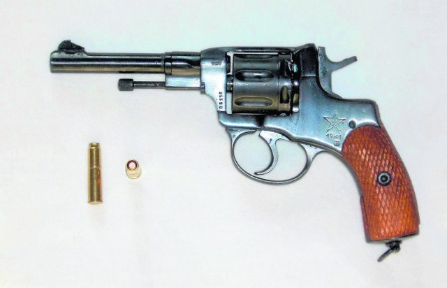 b Kilkadziesiąt w pełni sprawnych  replik tego pistoletu, sprowadzonych z Belgii, sprzedano na giełdach staroci