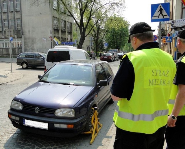 W piątek do południa strażnicy miejscy zakładali blokady na koła samochodów zaparkowanych w nieprzepisowej odległości od przejść dla pieszych, znajdujących się przy skrzyżowaniu ulic Kilińskiego i Focha.