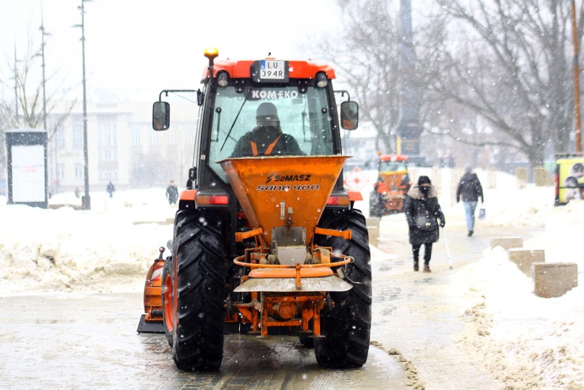 W Lublinie znów pada śnieg. Pługi nie przestają pracować. Zobacz zdjęcia