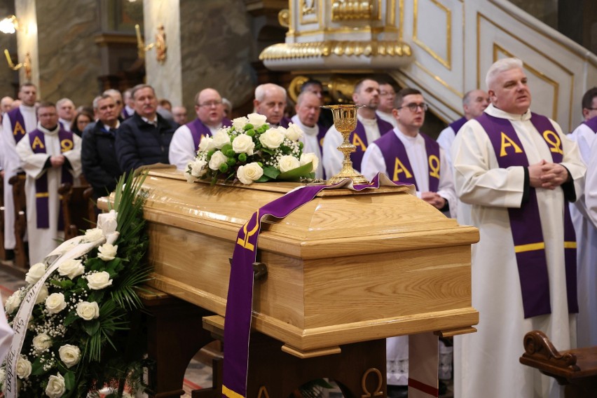 Pogrzeb księdza kanonika Wojciecha Wąsika. Mszy świętej w...