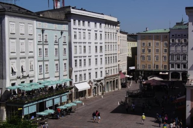 W Salzburgu można przysiąść pod parasolem jednej z najstarszych kawiarni w Europie