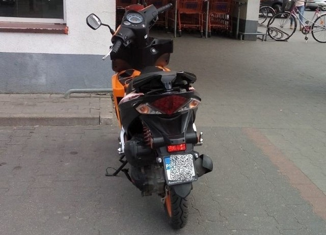 Parkowanie skutera na miejscu dla niepełnosprawnych w Hajnówce
