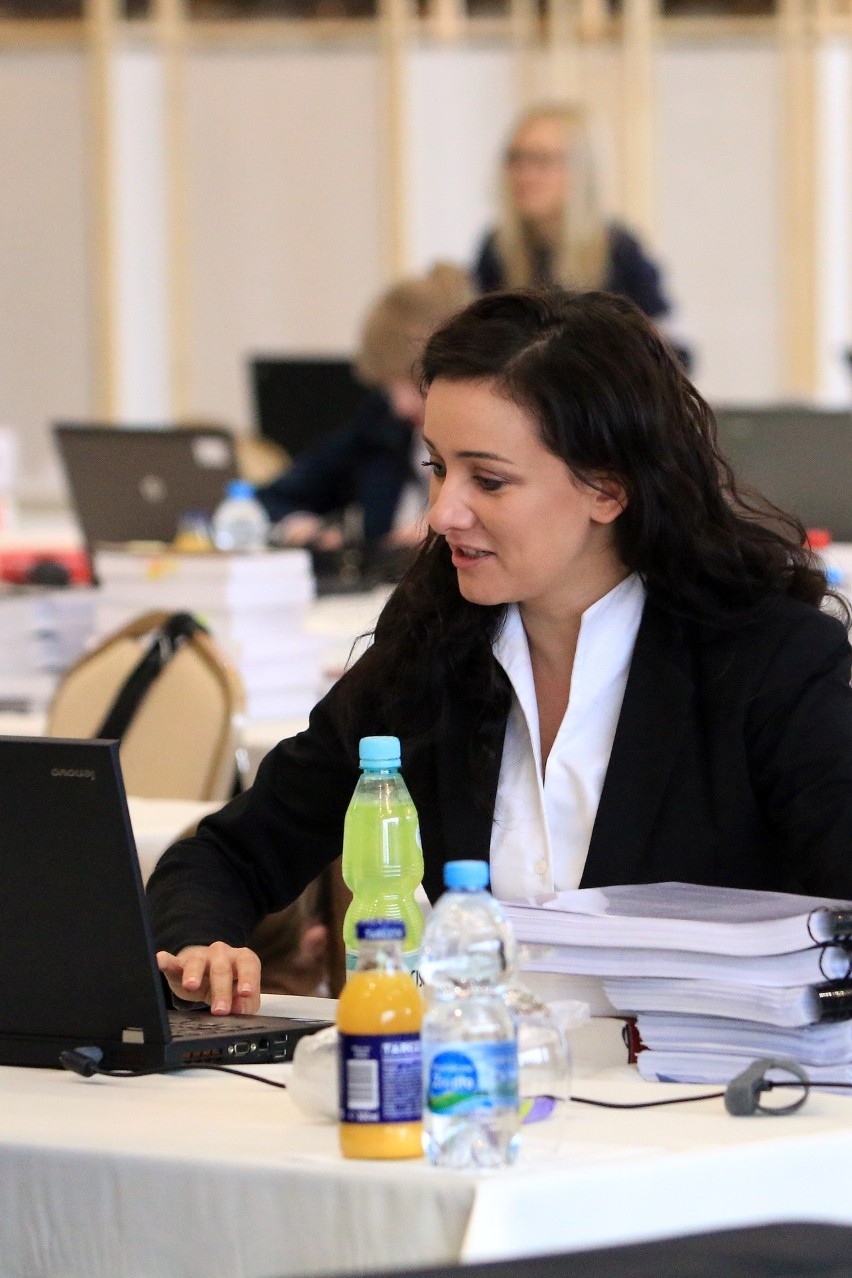 Lublin: Przyszli radcy prawni zdają najważniejszy egzamin zawodowy w swoim życiu (ZDJĘCIA i WIDEO) 