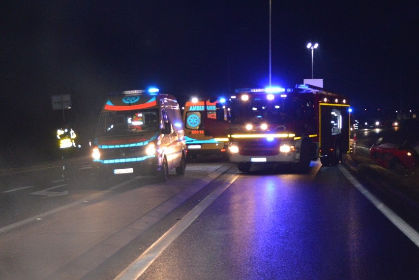 Wypadek w Obrowie. Na DK 10 dachowało auto z siedmioma pasażerami. Zginęły dwie osoby [Zdjęcia]