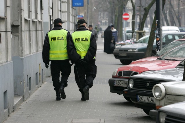 Kujawsko-pomorska policja od lat nie odnotowała kradzieży rzeczy z auta "na koło" – jak popularnie nazywa się złodziejską metodę. Ale – jak się okazuje – ta nadal jest w Polsce wykorzystywana przez złodziei. Przestępcy mają swoje metody – kradną auta, bądź znajdujące się w nich cenne rzeczy za pomocą starych i nowych technik.