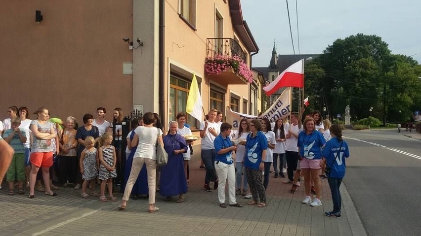 Alleluja! Bóg jest z nami! - pielgrzymi z Włoch świetnie bawią się w Skalbmierzu