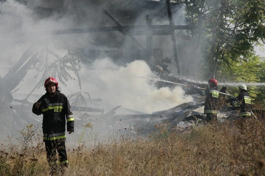 Legnica: Groźny pożar magazynów przy dworcu PKP. 13 zastępów strażaków w akcji [ZDJĘCIA]