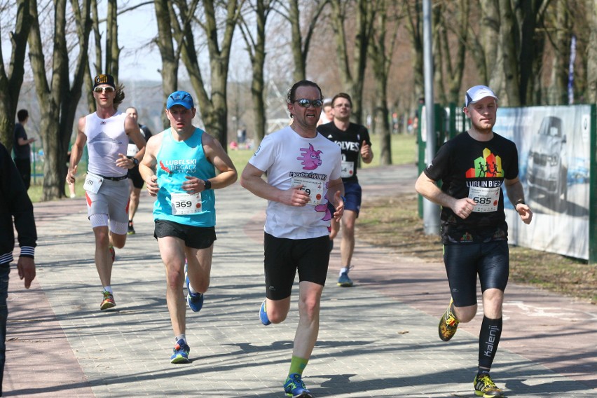 Biegli w niedzielę nad Zalewem Zemborzyckiem. To ostatni bieg z cyklu "Cztery Dychy do Maratonu" [DUŻO ZDJĘĆ]