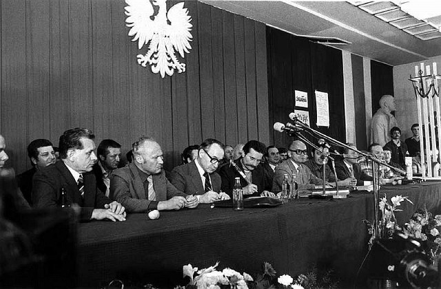 31 sierpnia 1980 roku w Sali BHP Stoczni Gdańskiej w imieniu strajkujących Lech Wałęsa (czwarty z lewej) podpisuje porozumienie ze stroną rządową reprezentowaną przez wicepremiera Mieczysława Jagielskiego (trzeci z lewej). Tak powstał Niezależny 