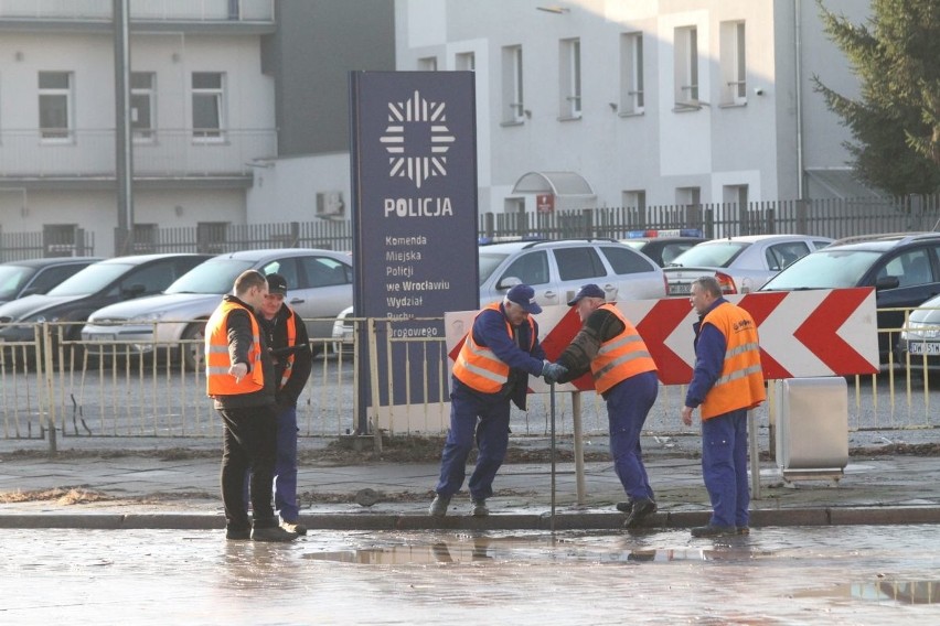 Ulica Hubska. Pękła wodna magistrala o średnicy 500 mm. W...