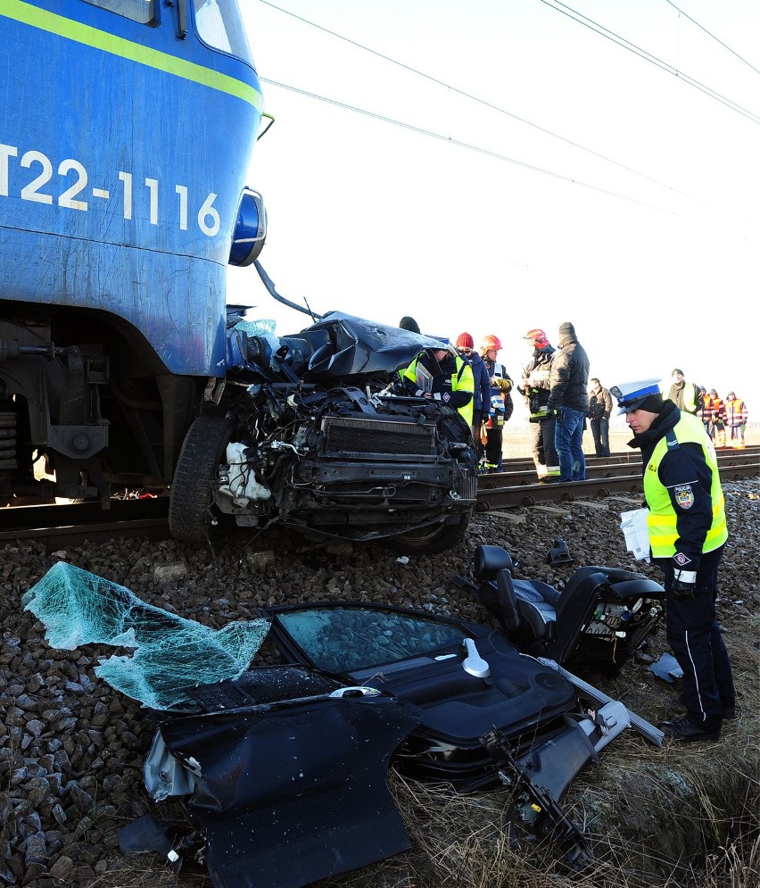 Tragiczny wypadek w Pieckach k. Inowrocławia: Pociąg uderzył w samochód. 2 osoby nie żyją [ZDJĘCIA] 