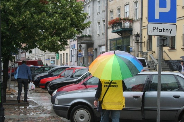 Panie, które obecnie obsługują parkingi stracą zajęcie. Możliwe, że zatrudni je firma, która wygra przetarg - do kontroli i ścigania kierowców, którzy nie wykupią biletu parkingowego.