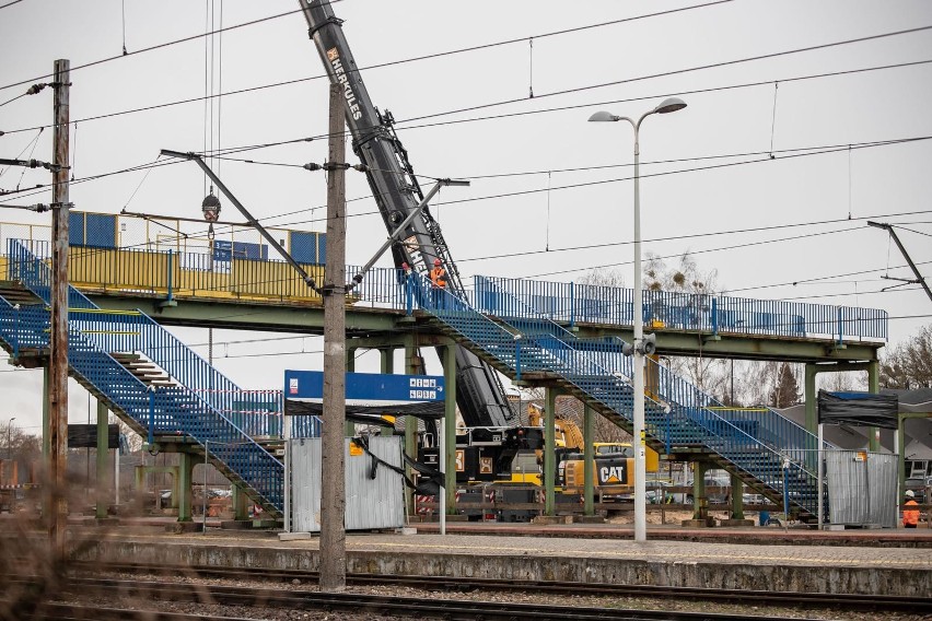 Rozbiórka kładki miedzy dworcami PKS i PKP w Białymstoku