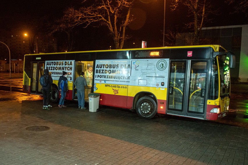 Bezdomność w Łodzi. Bezdomny śpi w autobusie i w tramwaju. Co zrobić z uciążliwym pasażerem? Jak mu pomóc?