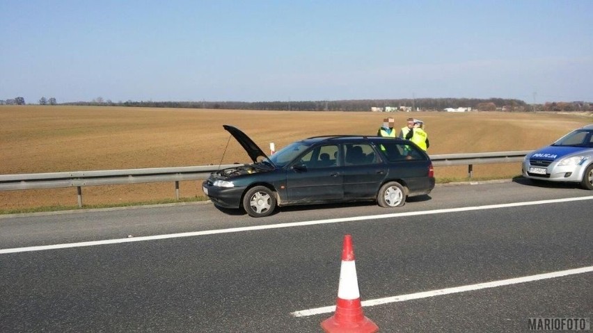 W jadącym autostradą fordzie mondeo wystrzeliła opona, a...