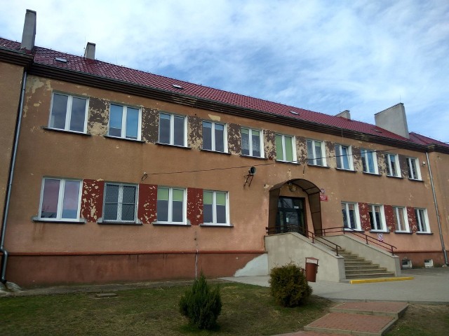 Budynki przedszkola w Strzelcach i podstawówki w Ogardach aż proszą się o remont.