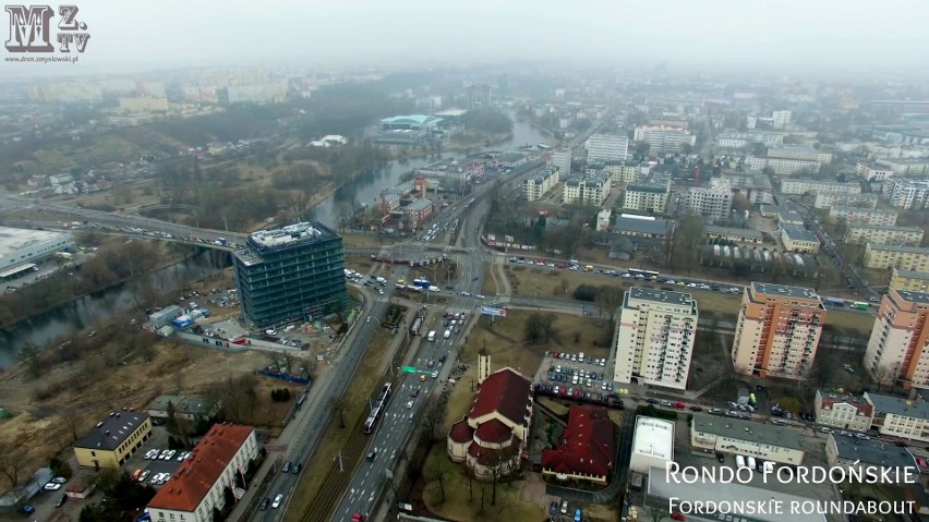 Film przedstawia Bydgoszcz z lotu ptaka. W filmie...