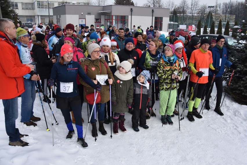 WOŚP 2019. Dzieci, dorośli i seniorzy spacerowali z kijkami, by wesprzeć zbiórkę WOŚP [ZDJĘCIA]