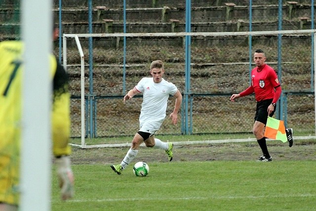 Tomasz Bartosiak(w białym stroju) popisał się w meczu z Kamienną hat-trickiem