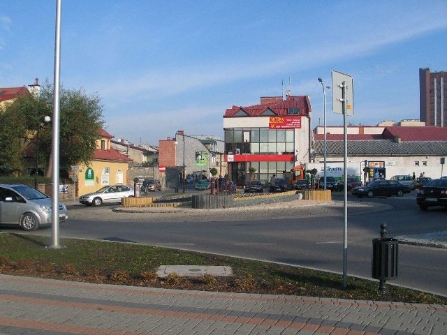 Rondo położone na skrzyżowaniu ulic: Targowej, Szerokiej i Piłsudskiego w Tarnobrzegu, decyzją mieszkańców i radnych otrzymało nazwę "Ronda Juliusza Tarnowskiego&#8221;.